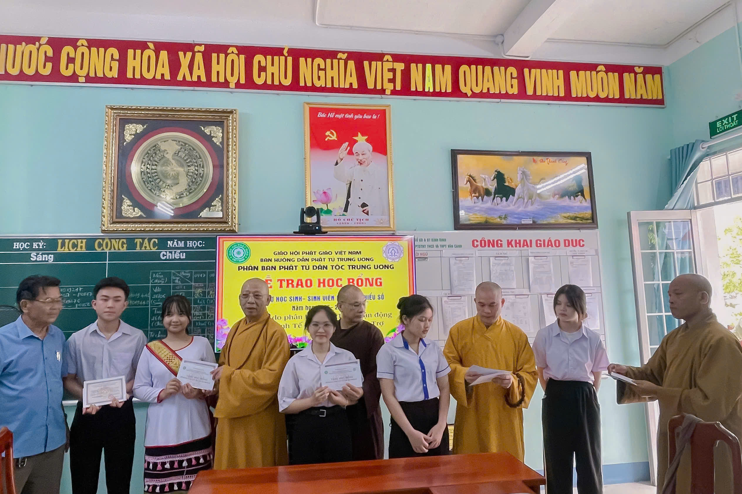 Vân Canh: Trao học bổng dài hạn đến các em học sinh đồng bào khó khăn đạt thành tích cao trong học tập.